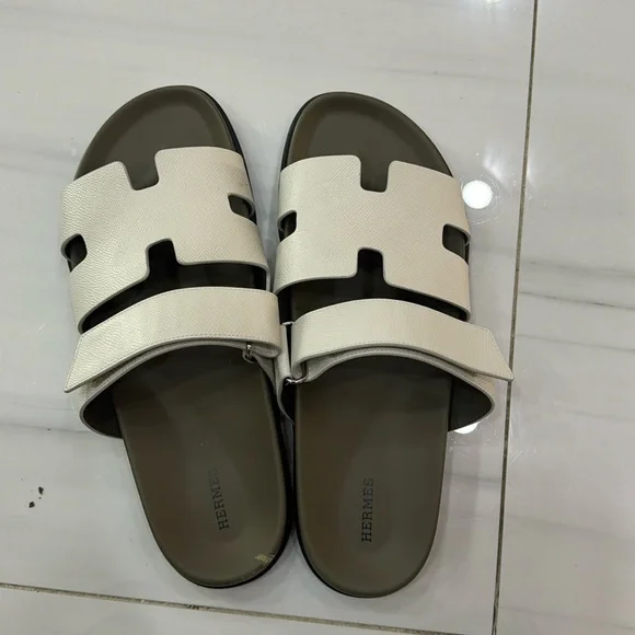 Hermès Chypre Leather Slides
Man.  white and grey Hermès Chypre Leather Slides - White Sandals, Shoes  main image 2